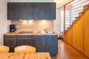 Kjøleskap, kokeplater, oppvaskmaskin og kaffetrakter/tekoker