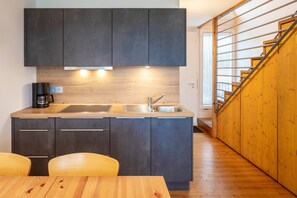 Fridge, stovetop, dishwasher, coffee/tea maker