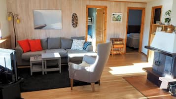Apartment, 2 Bedrooms, Balcony, Garden View | Living room | Books
