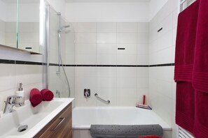 Dusche, Haartrockner, Handtücher