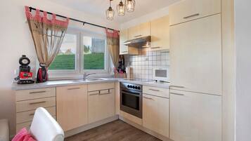 Kühlschrank, Mikrowelle, Ofen, Herdplatte