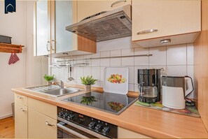 Jääkaappi, uuni, liesi, kahvin-/teenkeitin