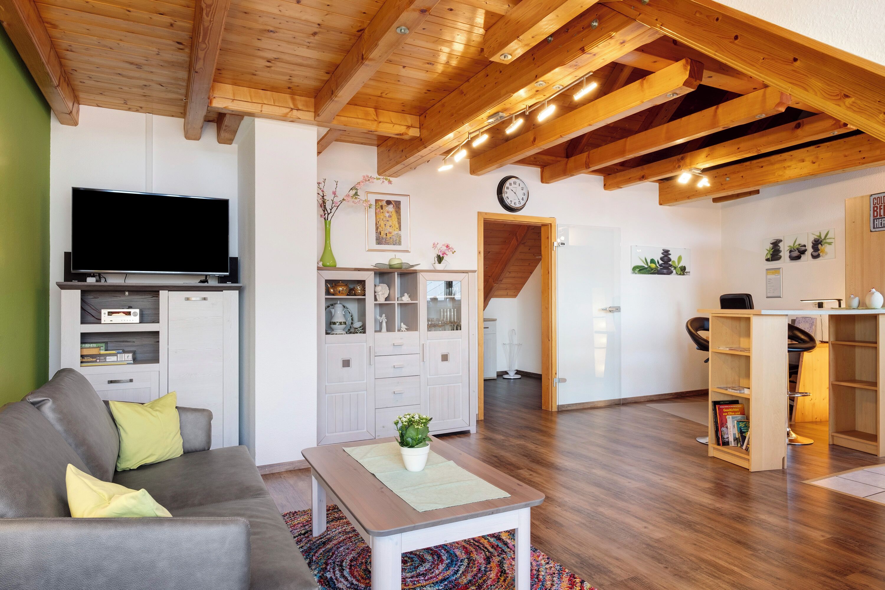 Fernseher, DVD-Player, Stereoanlage