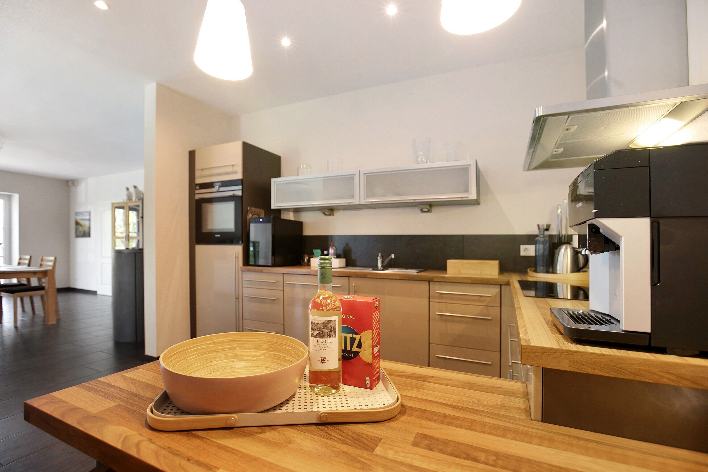 Frigorífico, horno, placa de cocina y lavavajillas