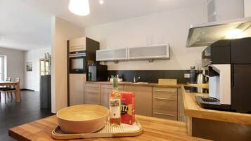 Frigorífico, horno, placa de cocina y lavavajillas