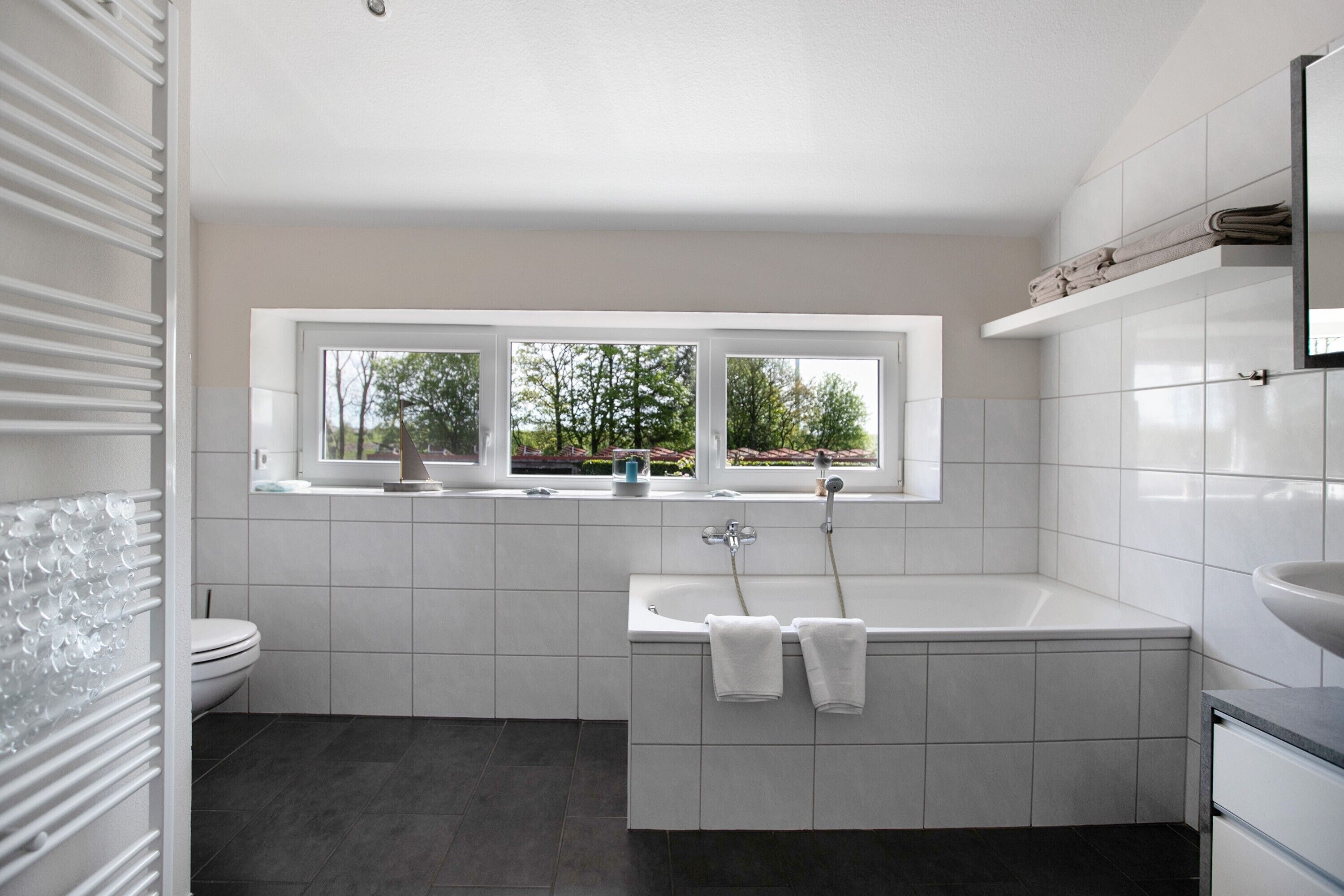 Douche, sèche-cheveux, serviettes fournies