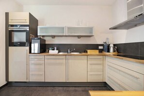 Fridge, oven, stovetop, dishwasher