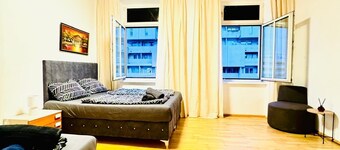 โคซี่ 4 เบดรูม อพาร์ตเมนต์   ฟอร์ 12 คน เนียร์ เอฟเอซี แพลทซ์