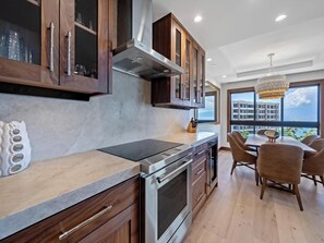 ثلاجة، ميكروويف، فرن، موقد طهي مسطح