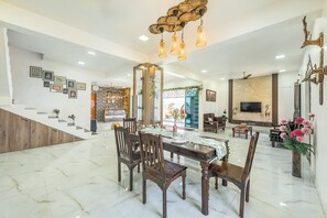 Dining room - Cosmicstays The Sundowner (Mawal)