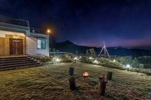 Garden view - Cosmicstays The Sundowner (Mawal)