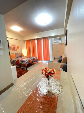 1 bedroom, WiFi, bed sheets - Cozy Airport Condotel 2-3 mins away from Resorts World Manila (Pasay)