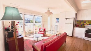 TV, fireplace - Dilkara - Lifestyle Yamba (ANGOURIE)