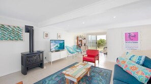 TV, fireplace - Dilkara - Lifestyle Yamba (ANGOURIE)