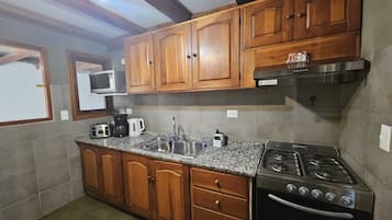 Refrigerador, microondas, horno, cafetera/tetera