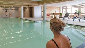 A swimming pool area with a wooden wall and a sign reading "Le coeur des Loges". - Chalet in France with Spa & Heated Pool (St Martin de Belleville)