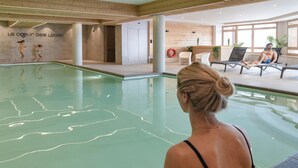 A swimming pool area with a wooden wall and a sign reading "Le coeur des Loges". - Apartment in France with Pool and Spa (St Martin de Belleville)