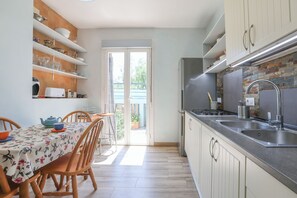 Een koelkast, een microgolfoven, een oven