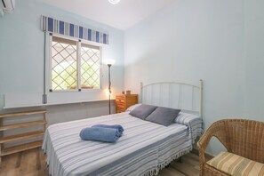 3 habitaciones, tabla de planchar con plancha y cuna de viaje 