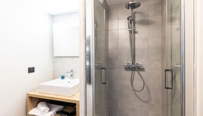 Regadera, secadora de cabello, toallas 