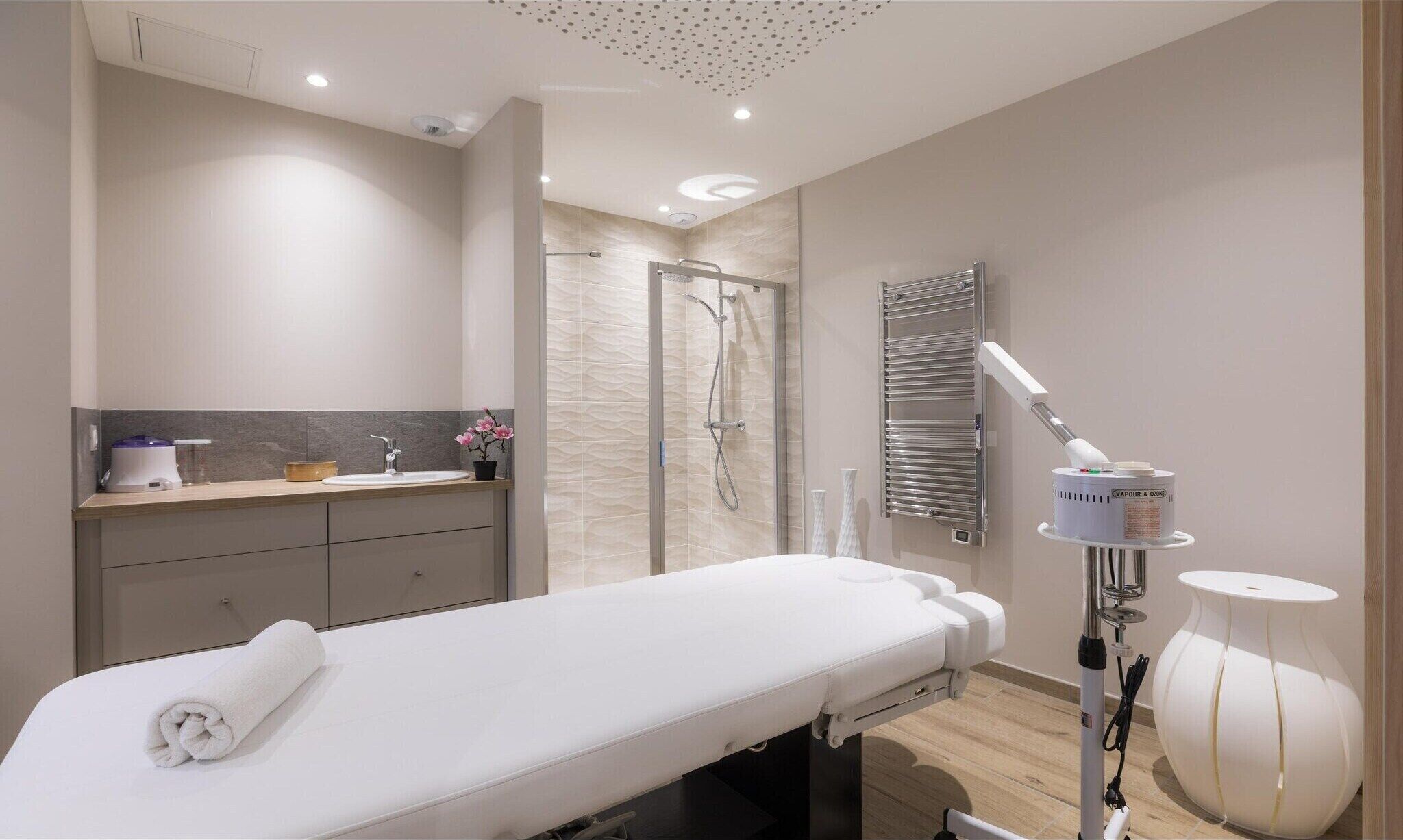 Un bagno moderno con doccia, lavandino e massaggio.
