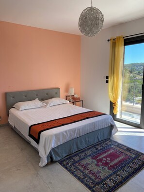 4 habitaciones, tabla de planchar con plancha, wifi y ropa de cama 