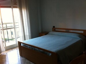 Quarto básico | Escrivaninha, Wi-Fi de cortesia