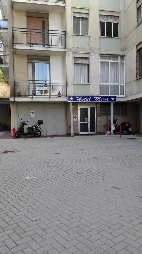 A building with a sign reading "Hotel Mira" at the entrance. - Hotel Mira (Varese)
