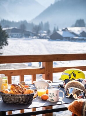 Outdoor dining - Apartment in Samoëns with Spa and Pool (Samoëns)