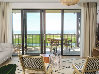 Luxury 4-person apartment with sauna, bathtub, and balcony overlooking the IJsselmeer. Ideal for a relaxing stay by the water.