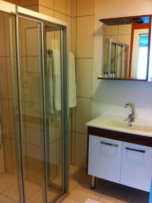 Shower, hair dryer, slippers, towels - First Apart Residence (Ankara)