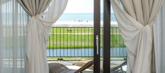 Spacious 6-person apartment with sauna, bathtub, and IJsselmeer view. Perfect for families or friends by the water.