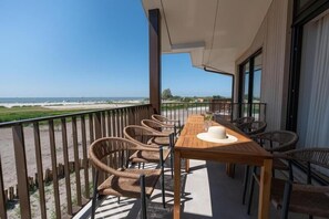 Outdoor dining - Two floors, four bedrooms, a sauna, and views over the IJsselmeer. Ideal for large families or groups of friends. (Workum)