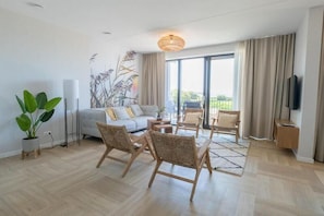 Smart TV - Two floors, four bedrooms, a sauna, and views over the IJsselmeer. Ideal for large families or groups of friends. (Workum)