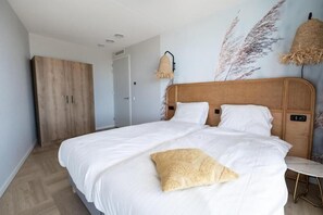 4 bedrooms, free WiFi, bed sheets, wheelchair access - Two floors, four bedrooms, a sauna, and views over the IJsselmeer. Ideal for large families or groups of friends. (Workum)