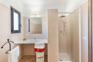 Shower, hair dryer, bidet, towels
