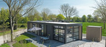 Enjoy a luxurious 4-person villa near the water, with two bedrooms, two bathrooms and a sunny garden with lounge set.