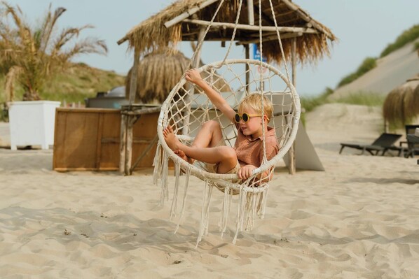 Children's area - Luxurious and sustainable 4-person holiday villas with high windows, completely gas-free and equipped with solar panels. Enjoy a stylish living room, luxury kitchen, two comfortable bedrooms and a spacious bathroom with rain shower. Including made be (Vogelenzang)