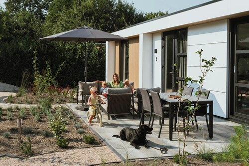 Luxurious and sustainable 4-person holiday villas with high windows, completely gas-free and equipped with solar panels. Enjoy a stylish living room, luxury kitchen, two comfortable bedrooms and a spacious bathroom with rain shower. Including made be