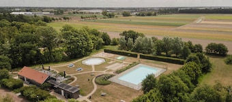 A wonderful place to stay. The grounds are 16 hectares.
