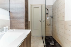 Familienapartment, Stadtblick | Badezimmer