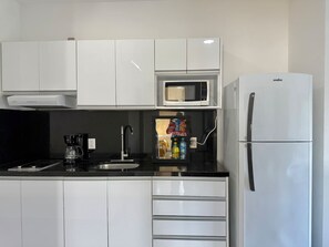 Réfrigérateur, micro-ondes, plaque de cuisson, cafetière/bouilloire