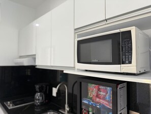 Réfrigérateur, micro-ondes, plaque de cuisson, cafetiÚre/bouilloire