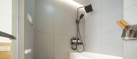 Deluxe Apartment, 3 Bedrooms, Non Smoking, City View | Private spa tub