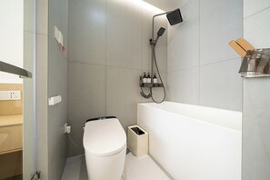 Moderni kylpyhuone, jossa on wc, bidee ja suihku.
