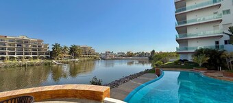 Ideal place to relax in the marina By Gps