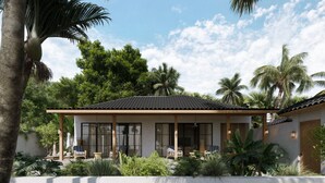 Una casa moderna con techo de tejas, ventanas amplias y un jardín con palmeras y plantas.