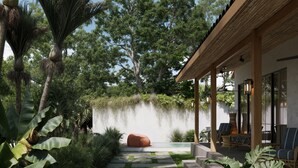Un sendero en un jardín que lleva a una zona de piscina con una estructura de techo de paja y asientos.
