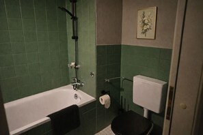 Sèche-cheveux, serviettes fournies, savon, shampoing