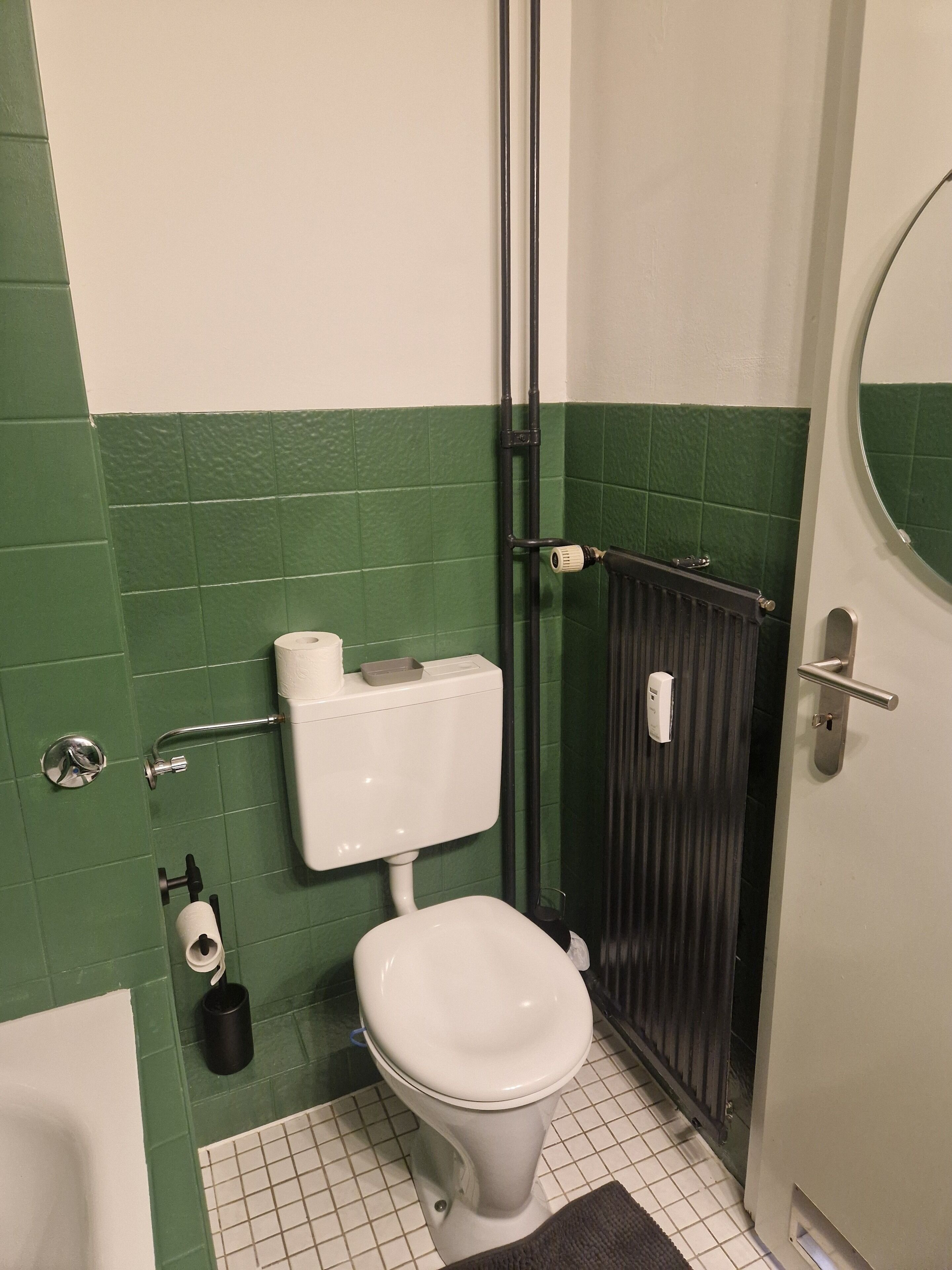 Sèche-cheveux, serviettes fournies, savon, shampoing